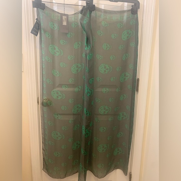 ALEXANDER MCQUEEN Skull Scarf 104cm x 120cm includes original tag - Picture 3 of 8